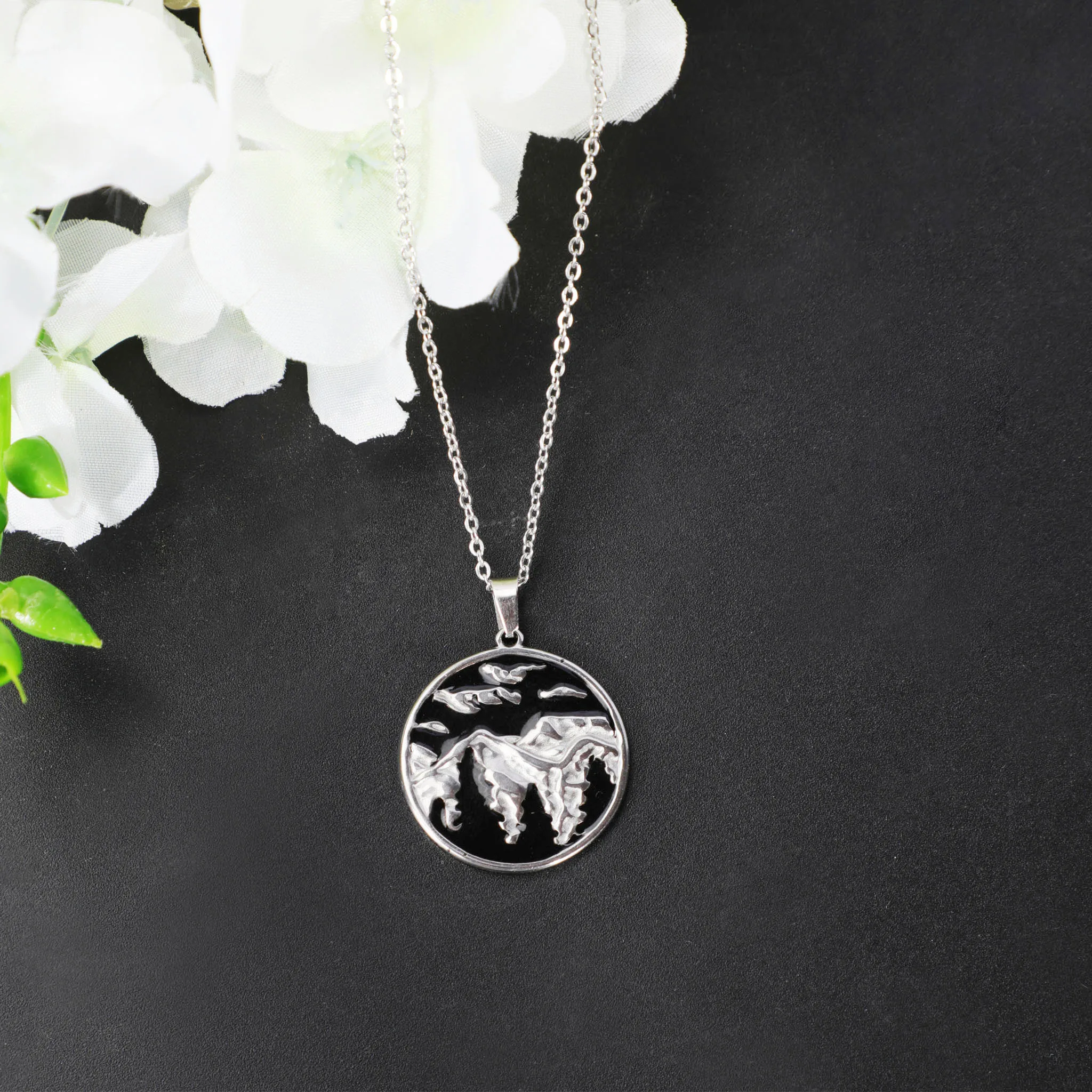

Dropshipping Stainless Steel Engraved Mountain Pendant Necklace for Jewelry Gift