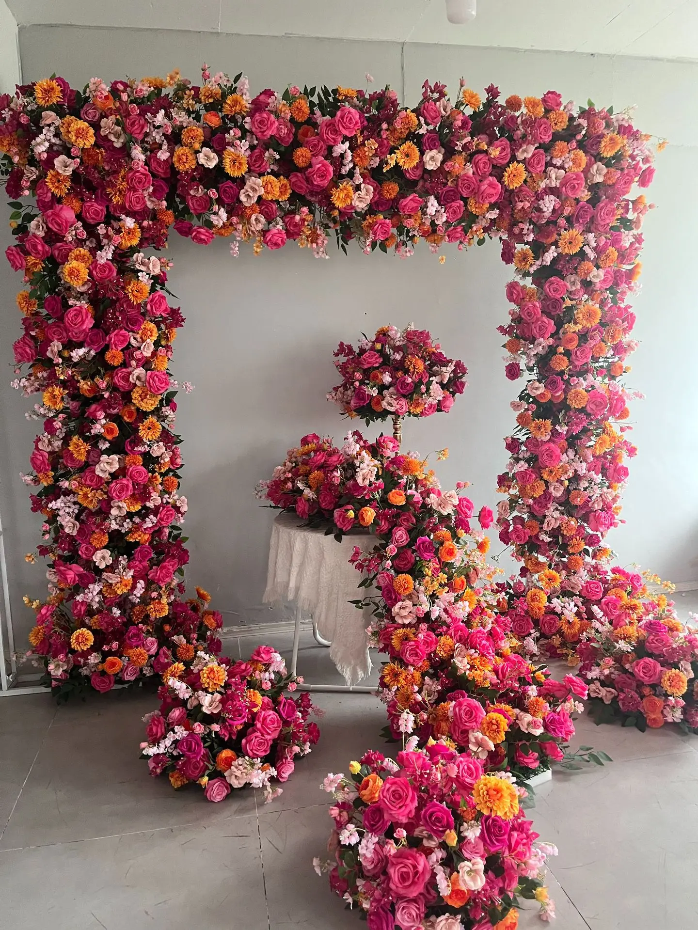 Weißer Kunstrosen-Blattbogen, künstliche Blumenarrangements für Hochzeitsbögen, Outdoor-Veranstaltungen, Fotohintergründe – Detail 1