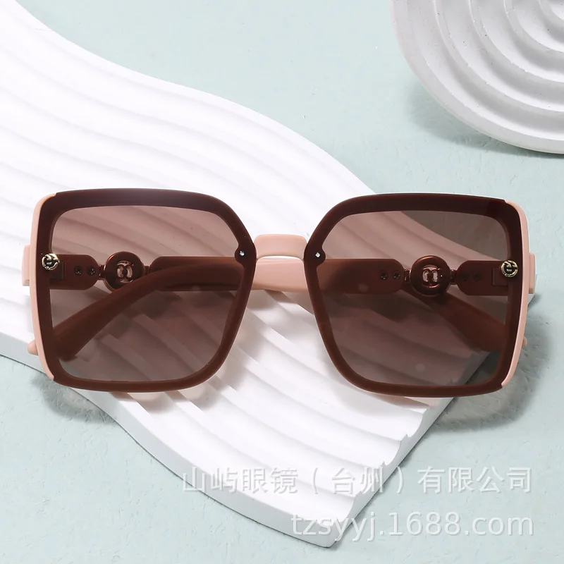 نظارات شمسية مستقطبة على الموضة جديدة لعام 2025 للنساء بإطار مربع كبير للتخسيس وحماية من الأشعة فوق البنفسجية عصرية رائجة البيع ومتعددة الاستخدامات ​