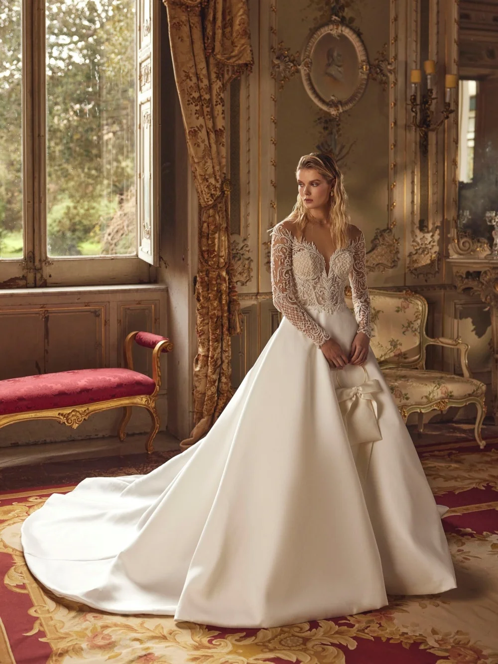 

Elegant Long-Sleeve Wedding Dresses Sexy V-Neck Bridal Gowns Stylish Appliqué Tulle Floor-Length Wedding Gowns Vestidos De Novia