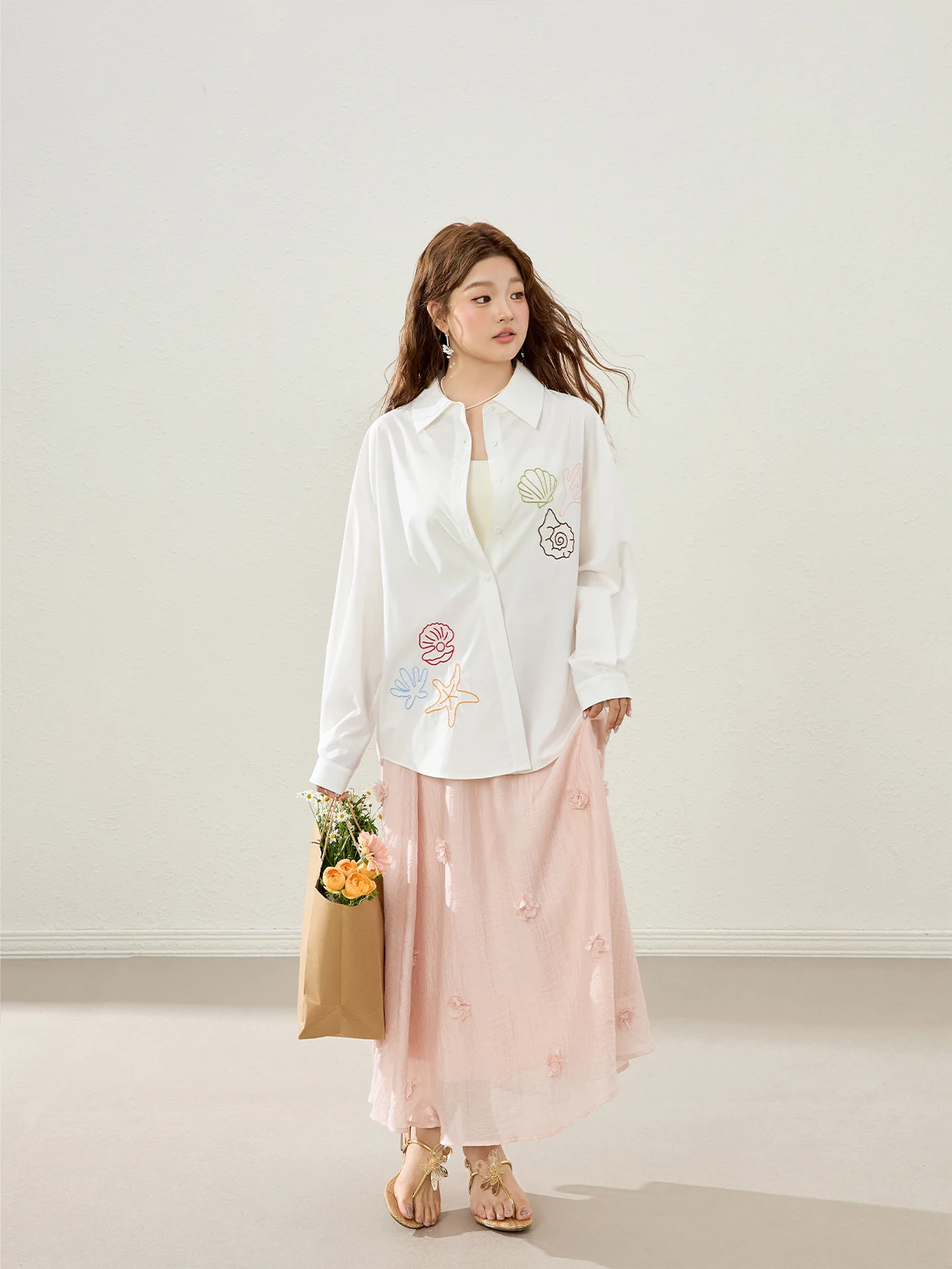 Blanco mujer verano 2025 nuevo coreano Sle suelto largo Sve protección solar irt bordado perezoso Sle prendas de vestir exteriores Top