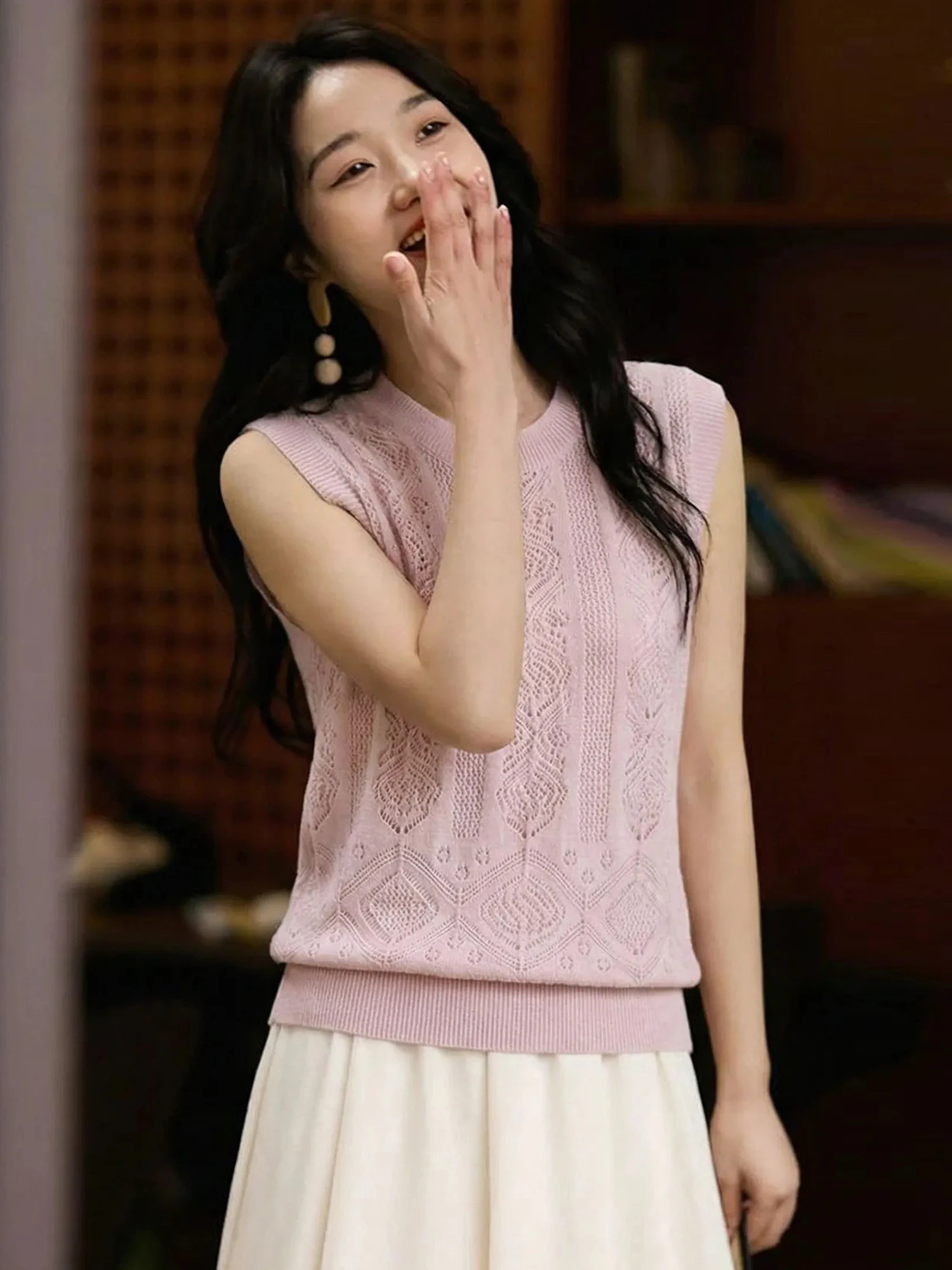 

Элегантный ажурный вязаный топ без рукавов с круглым вырезом для женщин, летняя роскошная модная повседневная футболка из шелковой смеси