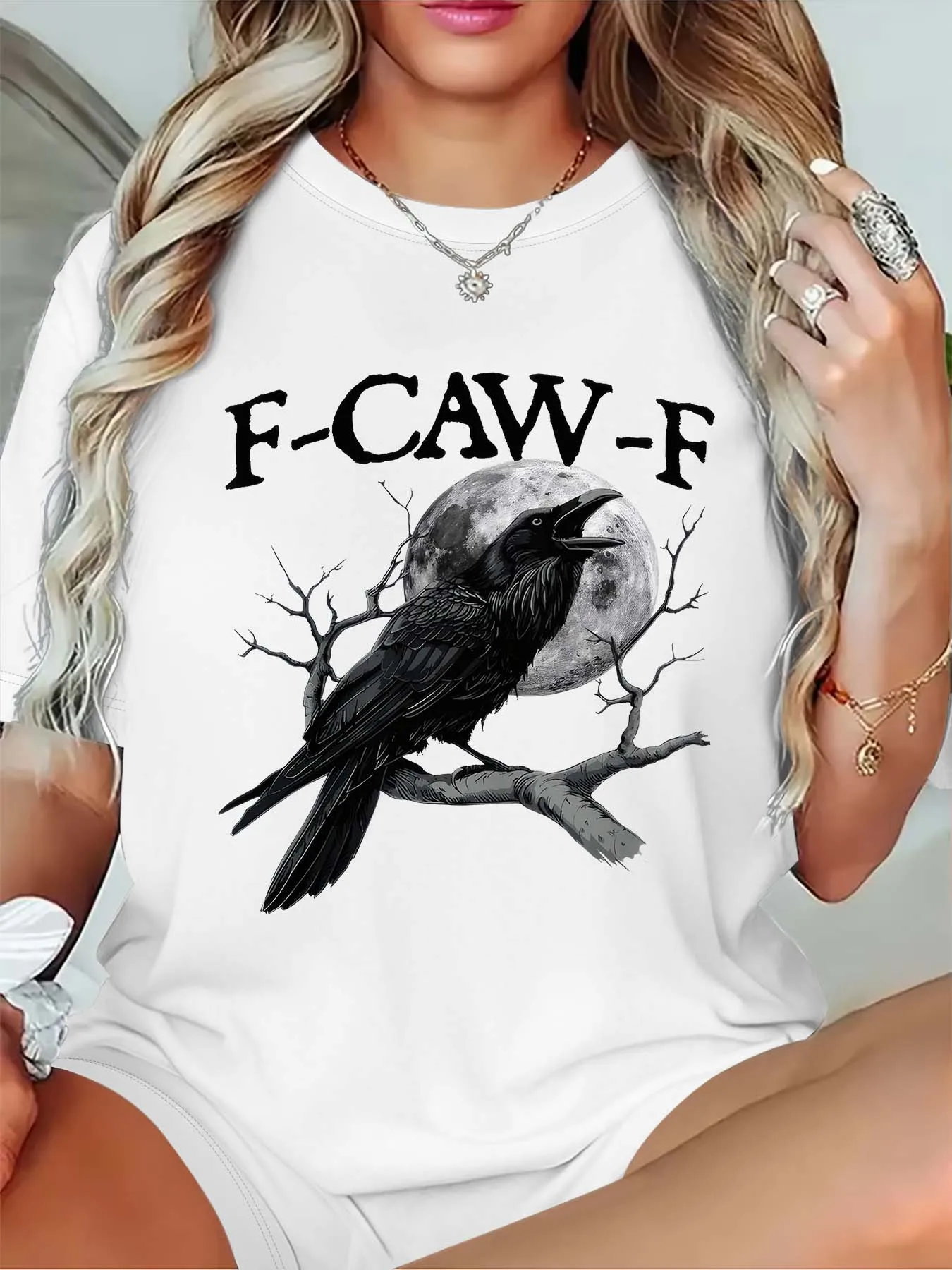 Camiseta blanca de manga corta para mujer de talla grande, estampado gráfico de cuervo y luna "F - CAW - F", top informal de estilo gótico