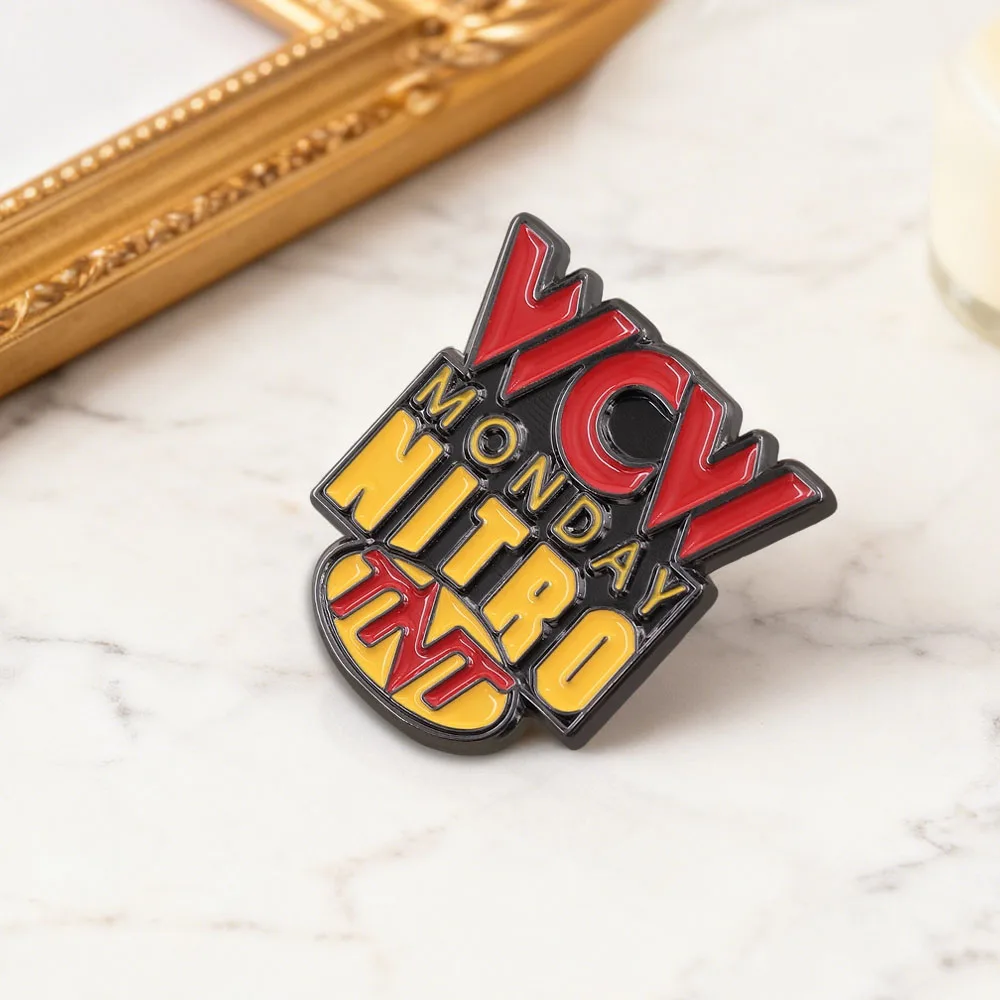 Wcw Monday Nitro Logo Emaille-Anstecknadel, amerikanisches professionelles Wrestling-Fernsehprogramm, Ansteckbrosche, Geschenk für Fans, Abzeichen, Accessoires, Farbe: Col – Detail 7