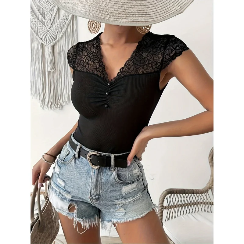 Mono de color sólido con diseño de empalmes