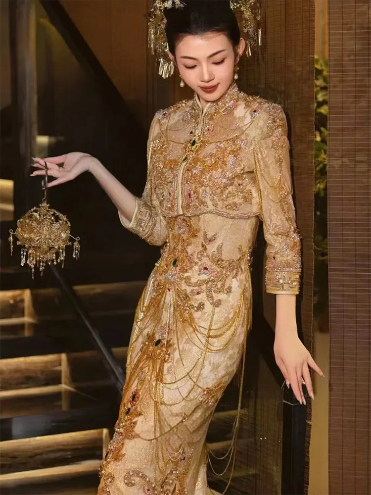 A luxurious champagne-colored wedding toasting dress for brides and new Chinese-style engagement tuxedo