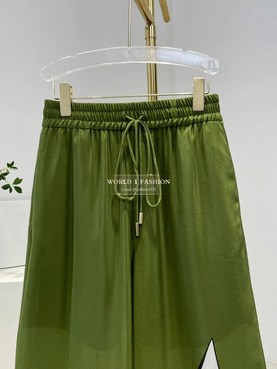 

2025 Новый красивый комплект блузки с длинными рукавами и брюк с принтом кофейных листьев