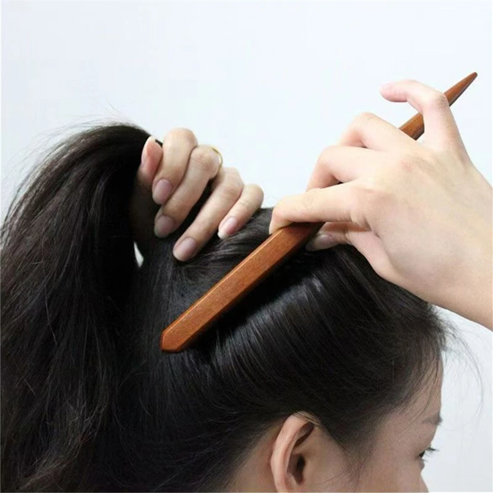 

1PC Of Wooden Mouse Tail Comb Tear Comb For Hair Segmentation For edge Control Combing Back Smoothing And Fluffiness