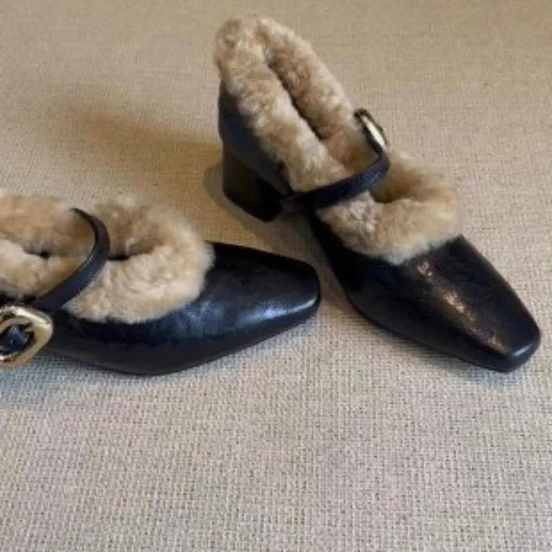botas-femininas-de-salto-grosso-estilo-frances-com-sapatos-de-couro-pequenos-mary-jane-de-pelucia-novos-sapatos-peludos-de-dedo-quadrado-de-uma-peca