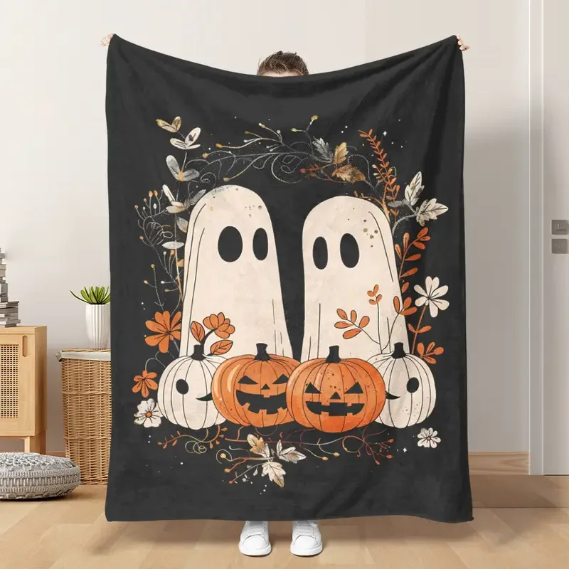 ผ้าห่มลายฟลานเนลฮาโลวีนและฟักทอง - พร้อมผี โคมไฟแจ็คโอแลนเทิร์น และใบไม้ร่วง - ของตกแต่งบ้านและการเดินทางในวันฮาโลวีน
