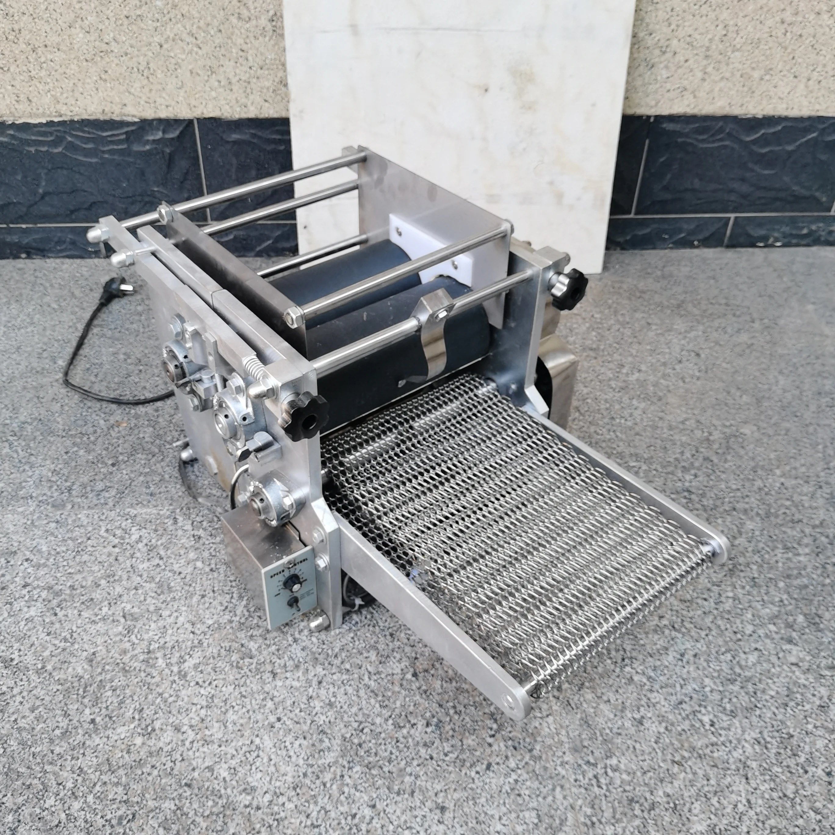 เครื่องทำตอร์ติญ่าข้าวโพดใช้งานได้หลากหลายเครื่องทำบาร์บีคิวและ Bolu gulung แบบอัตโนมัติ