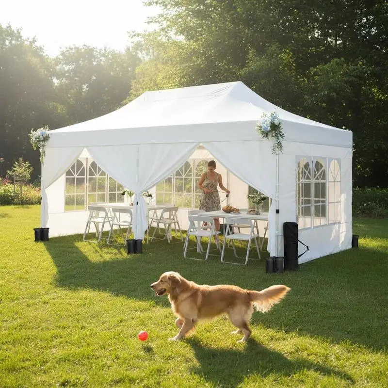 Tonnelle pop-up blanche 3 × 6 m avec 6 parois latérales amovibles et 2 entrées à fermeture éclair. Hauteur réglable sur 3 positions, toile Oxford enduite d'argent anti-UV et résistante à la pluie fine. Cadre métallique renforcé, livré avec cordes ant