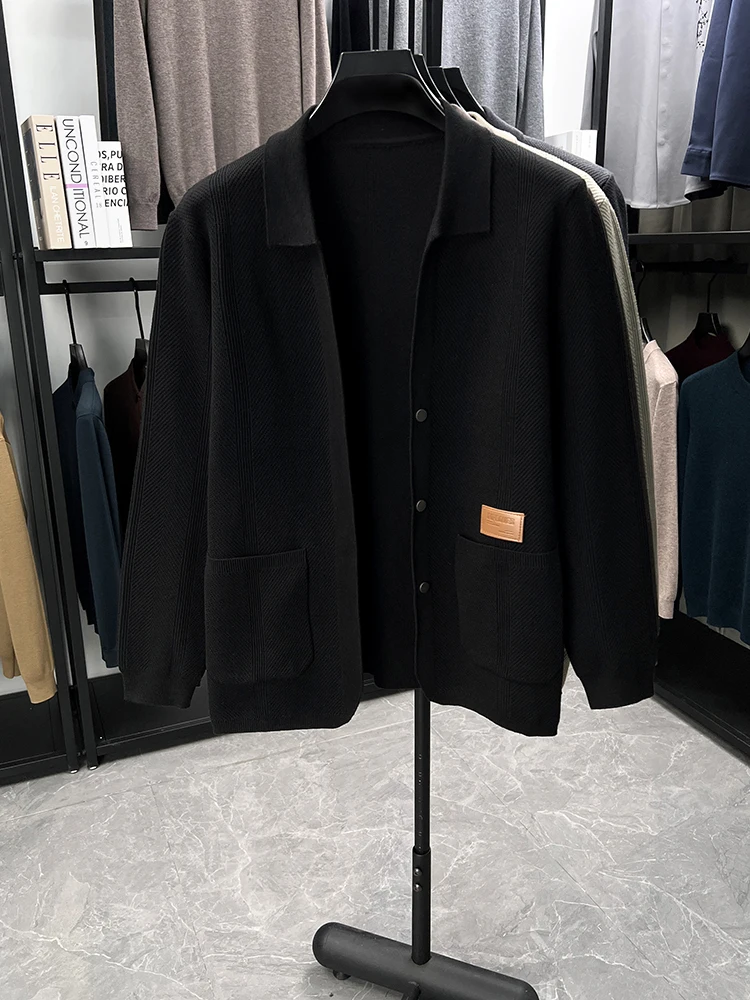 軽量ラグジュアリー潮流メンズニットセーターコート秋の新作アップリケ高品質でしなやかでスタイリッシュボタンめくった襟カーディガン