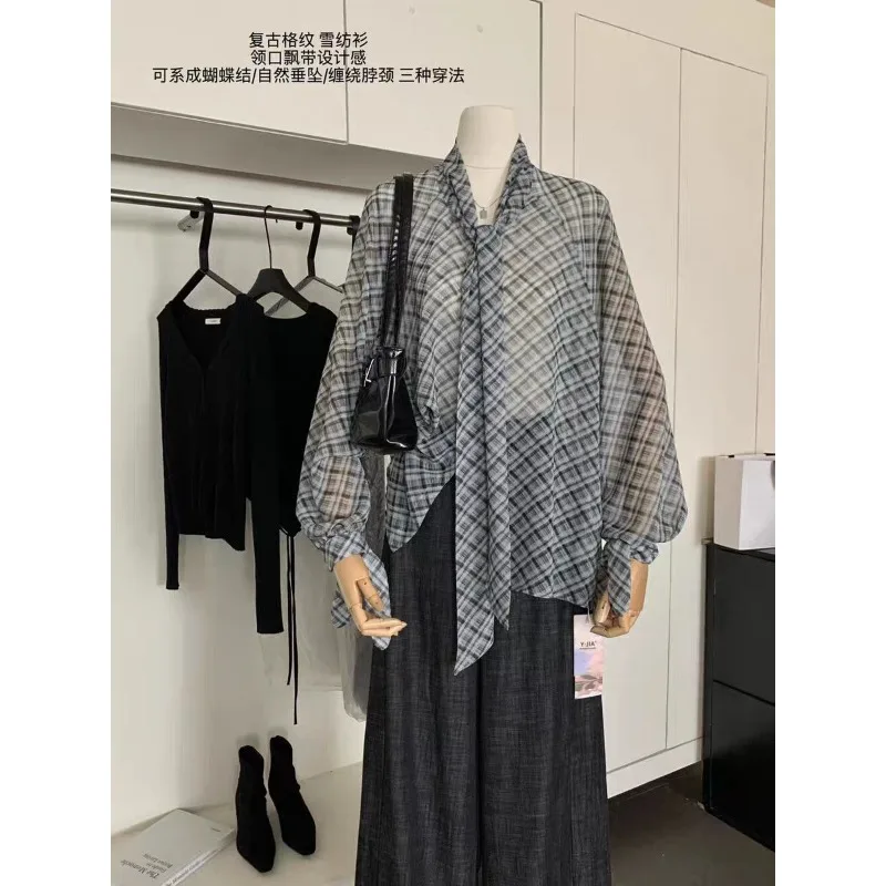 

Женская черно-белая блузка из шифона в клетку с длинными рукавами, с перекидным передом и завязками