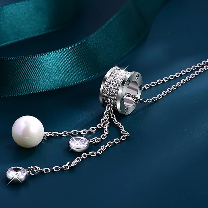 Женщины с новыми мини-свитерами на талии и универсальными осенне-зимними ожерельями с кисточками.