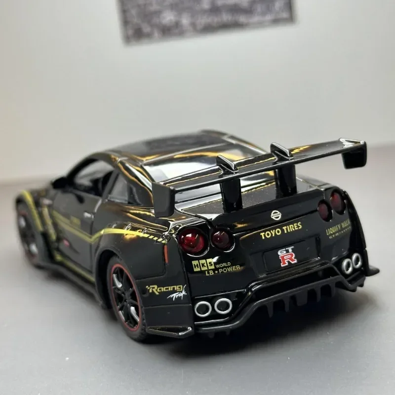 日産-子供用スポーツカーモデルGTR35,1:32,サウンド,ライト,コレクティブダイキャスト,おもちゃの車,ミニチュア,家の装飾