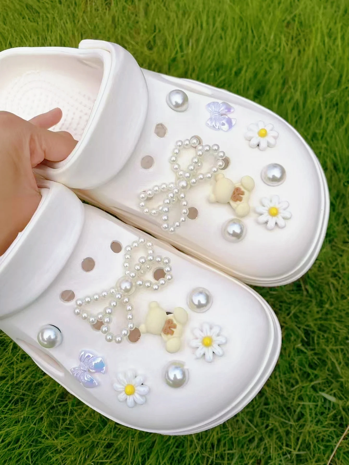 16 pieces of beige beads, ABS pearl bows, bear and other DIY shoe buckle decorations, multi-functional shoe clip accessories for