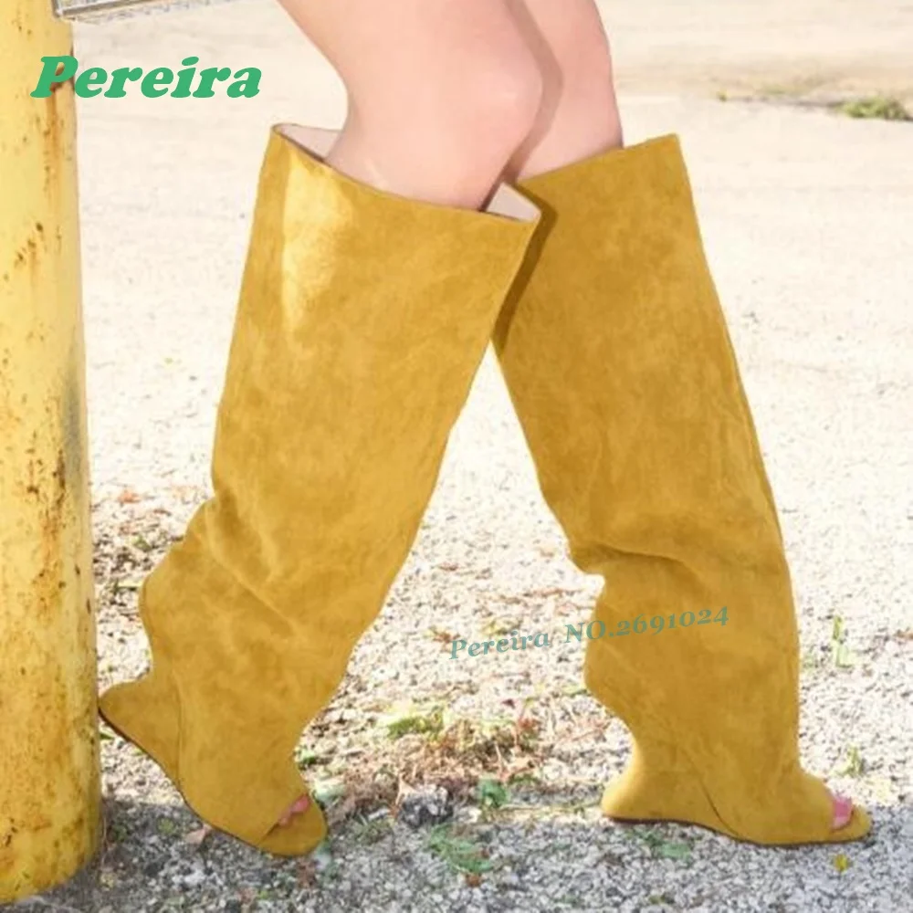 

Желтые замшевые сандалии в странном стиле, сапоги до колена с открытым носком для женщин, зима-осень, подиумная обувь для вечеринок, роскошная обувь-гладиатор