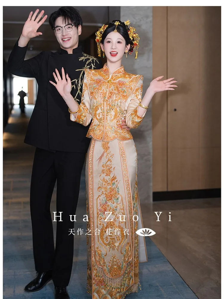 The new style of dragon and phoenix gowns is now available for women
