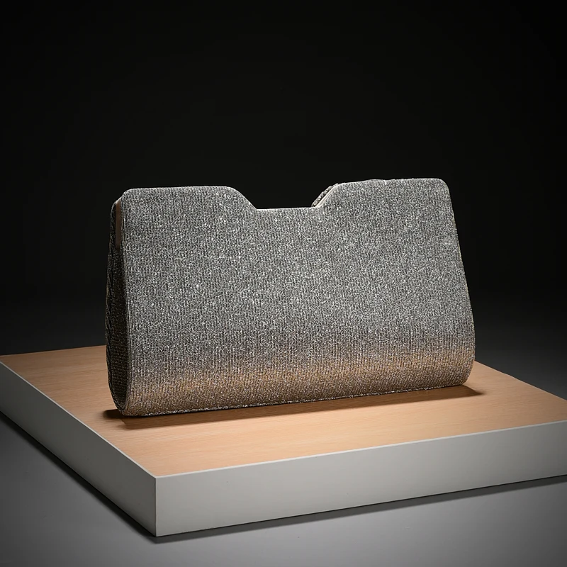 Luxuriöse, leicht verzierte Abendtasche mit vertikalen Falten und Pailletten, mit Metallkette, als Umhängetasche für Verlobungspartys, passend zu festlichen Kleidern. – Detail 15