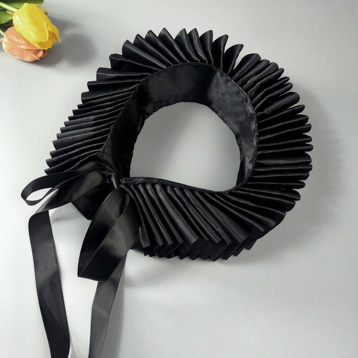 قطعة واحدة من ياقة كاذبة للسيدات من عصر النهضة المكشكشة. إنها كلاسيكية وجميلة ذات نوعية جيدة ومناسبة للربيع والخريف