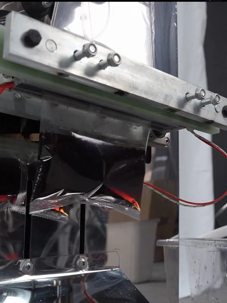 

Новая автоматическая упаковочная машина для взвешивания, упаковочная машина для мешков сока, соевого соуса, уксуса, упаковочная машина для наполнения чистой жидкостью