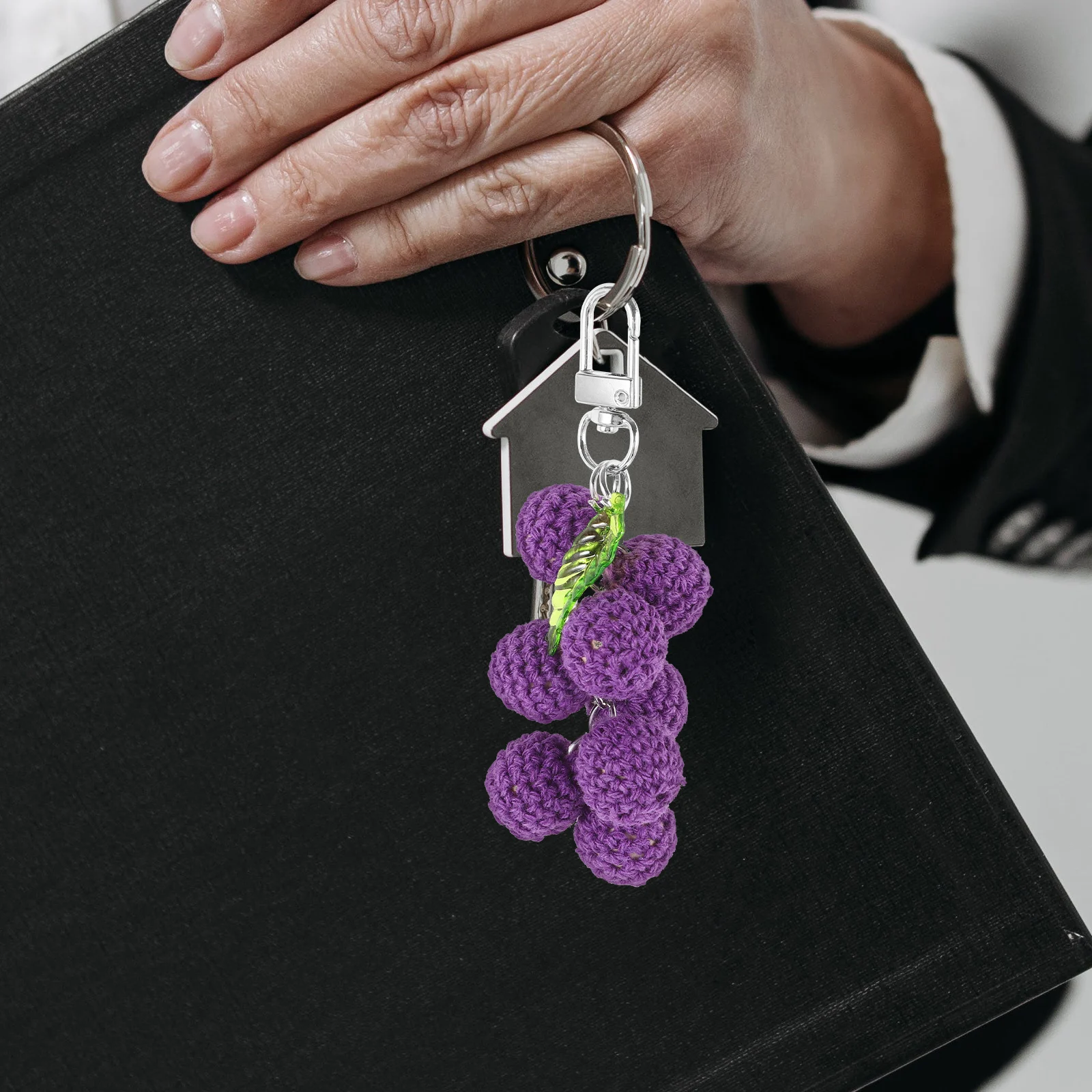 

2pcs Handwoven Grape Charms Keychains Boho Bag Accessories Pendant Decorations Fake Grapes Wall Craft Jewelry Parts