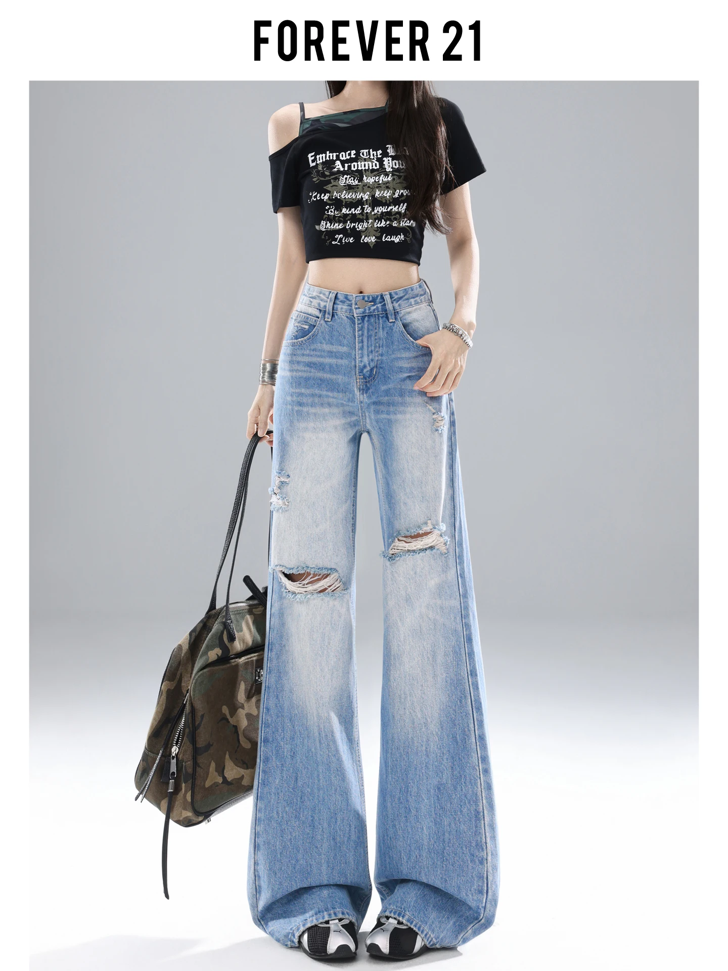 Calça Jeans Feminina Forever 21 Retrô Azul com Rasgos Micro Flare Cintura Alta Estilo Hot Girl com Caimento Fluido Moda Verão