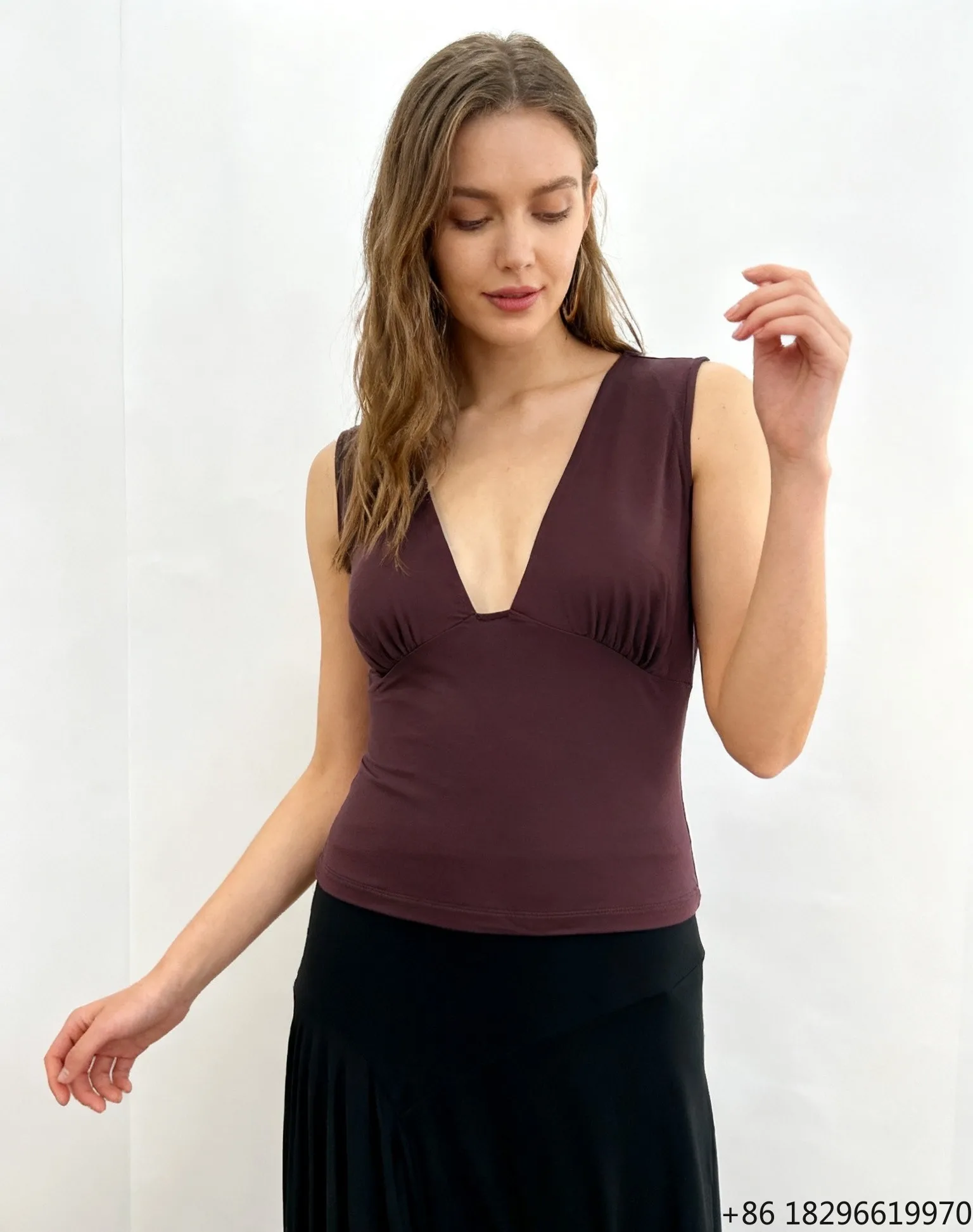 top-corto-senza-maniche-con-scollo-a-v-profondo-trendy-e-sexy-outfit-moderno-per-donna