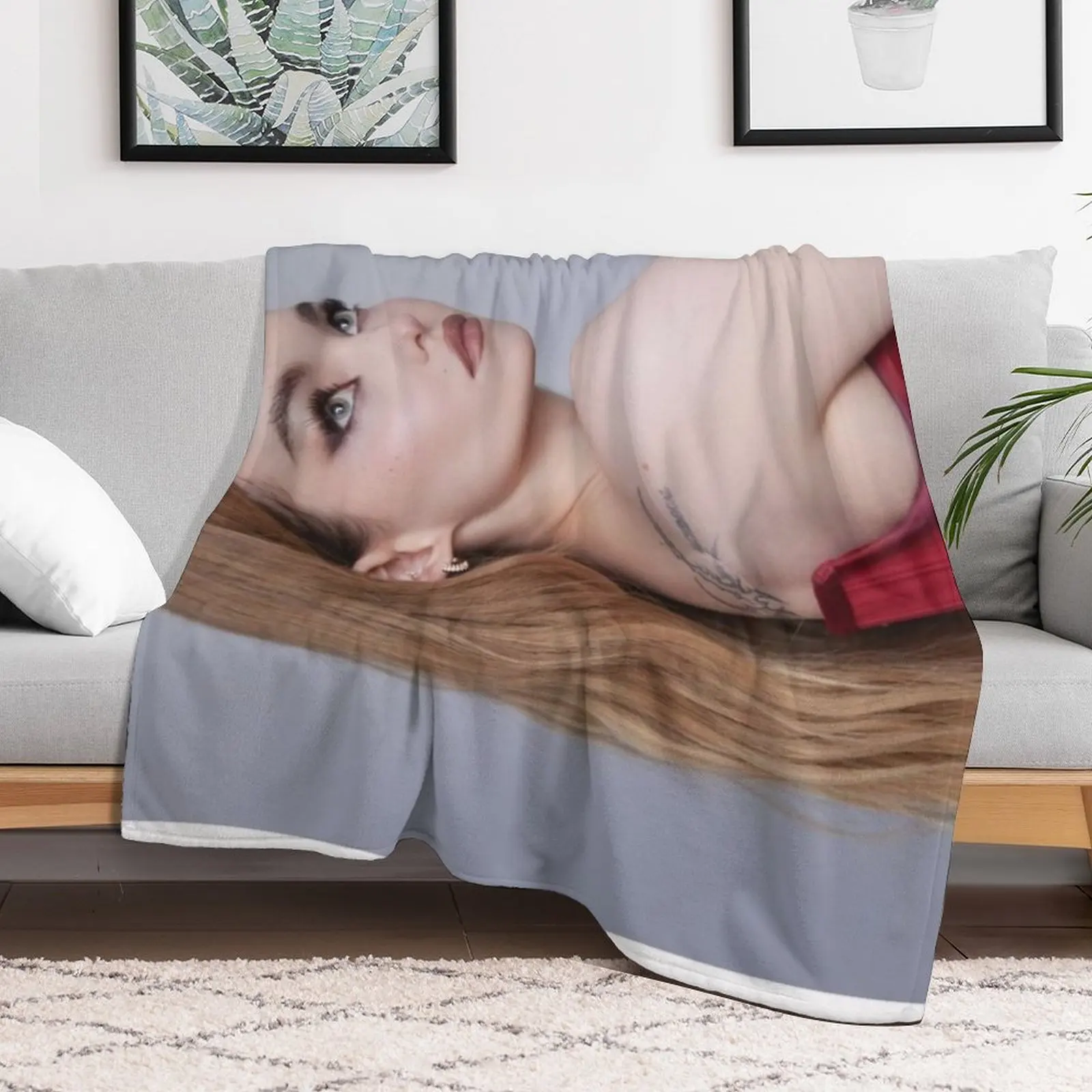 Dove Cameron #17 Throw Blanket Warm Flannel Blanket for Couch Chair Bedroom