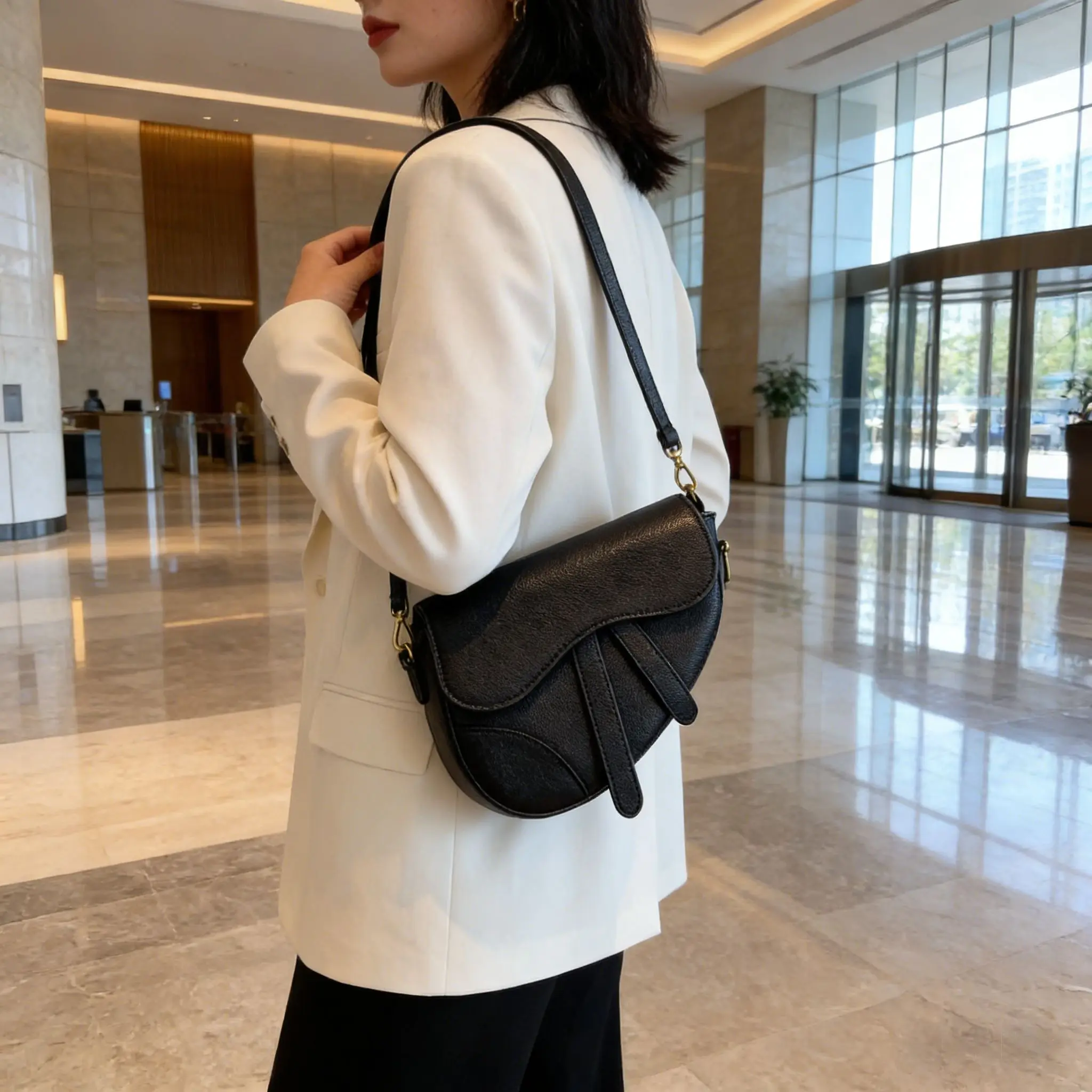 

Fashionable and simple multifunctional handbag for women, personalized retro shoulder bag, high-end textured crossbody design ba