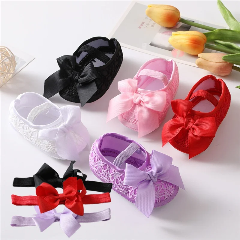 Simpatiche scarpe da bambino Bowknot per la primavera autunno primo camminatore sandali antiscivolo traspiranti 0-1 anni in pizzo solido con fascia per capelli