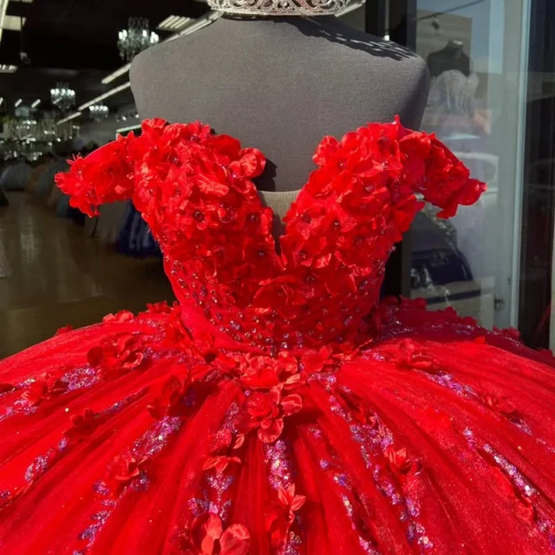 ชุดเดรสสีแดงประดับคริสตัลวิบวับ แบบเปิดไหล่ แต่งลูกไม้ ชายกระโปรงยาว ประดับดอกไม้ 3 มิติ สำหรับงาน Quinceanera ﻿ ปรับแต่ง