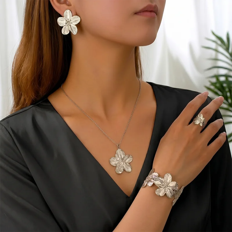 5pcs Elegant Golden-Tone Floral Jewelry Set - Vintage Style, Includes Necklace, Bracelet, Ring,and Earrings Ideal for Daily Wear