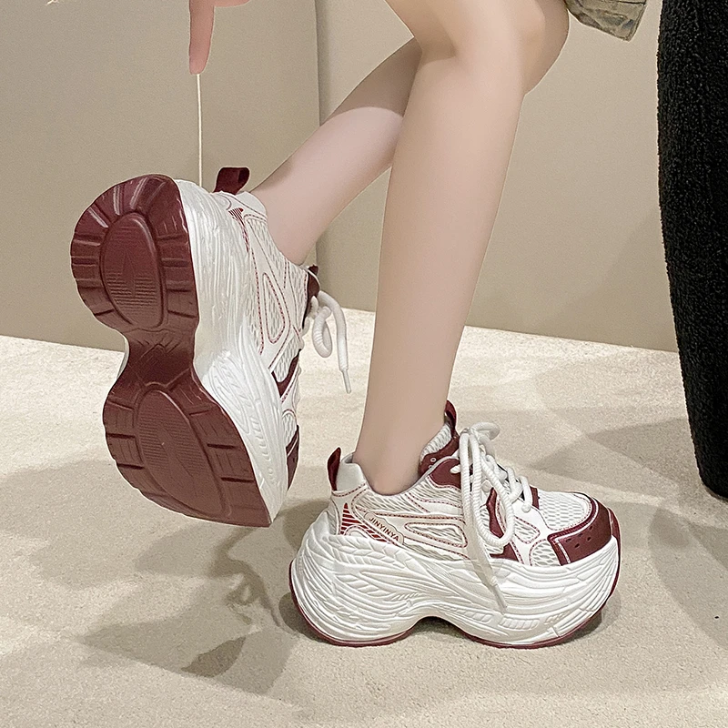 أحذية كاجوال للأب للنساء لربيع وصيف موضة جديدة شبكية سميكة القاع أحذية رياضية عالية الجودة أحذية داخلية متعددة الاستخدامات