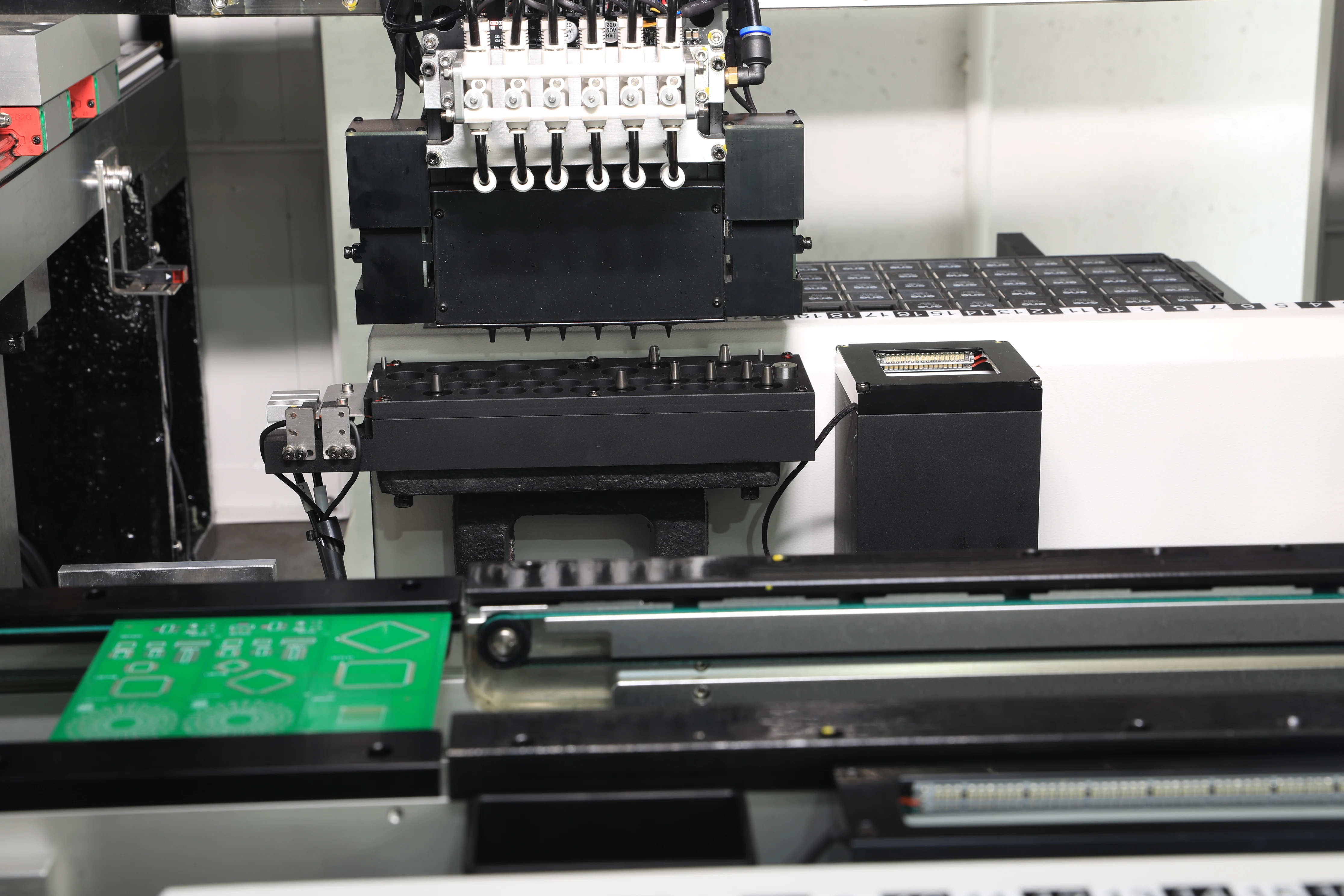 Linea di produzione universale di lampade a LED Macchina automatica per la raccolta e il posizionamento di lampadine