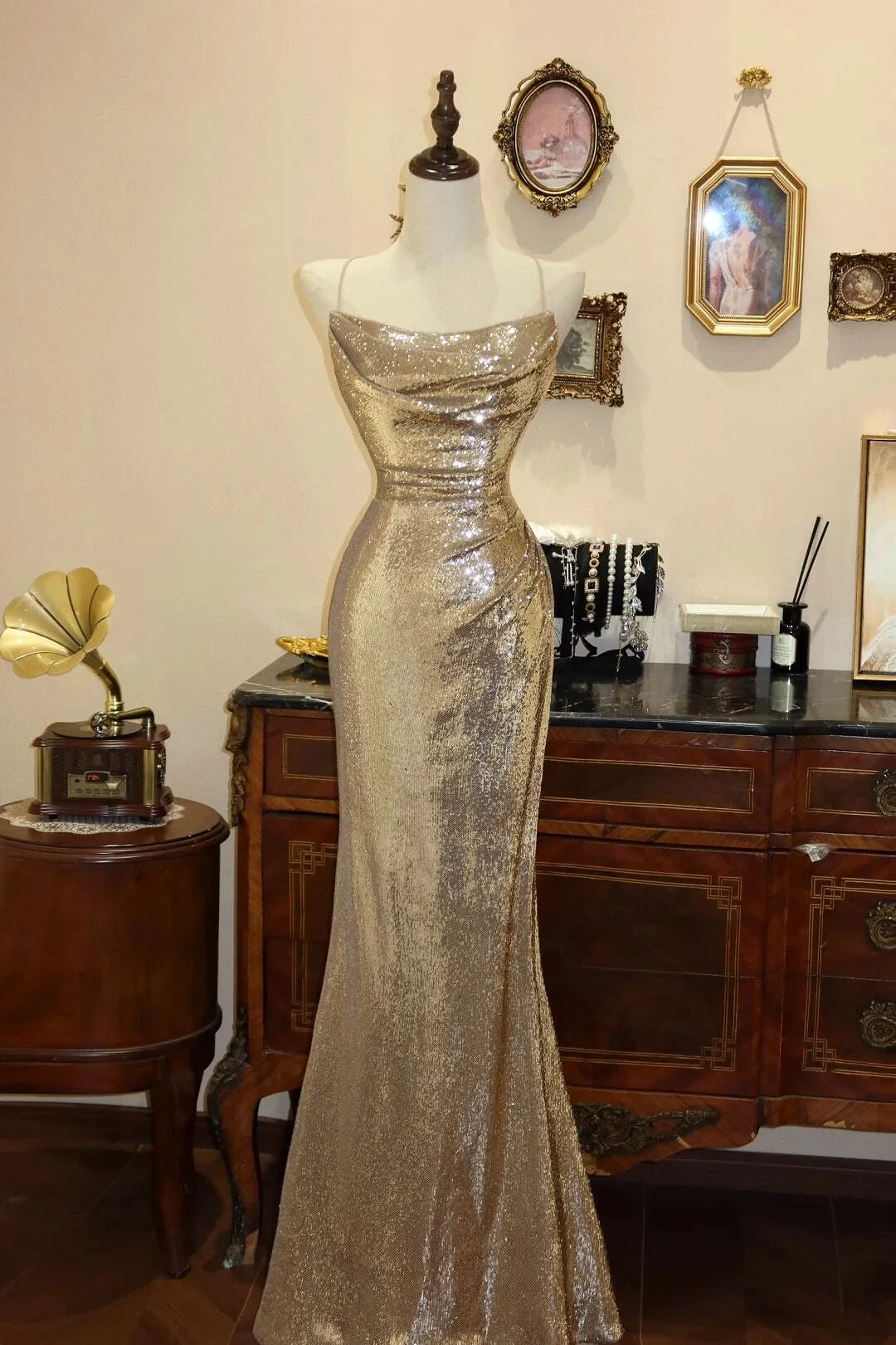 

Charming Gold Mermaid Evening Dresses Spaghetti Straps Ruched Bodice Sexy Backless Wedding Banquet Party Celebrity Gown