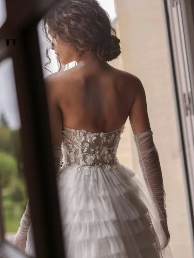 Customized Simple Scoop Neck Sleeveless Open Back A-line Floor Length Wedding Dresses Lace Appliques Tulle Tiered Bridal Gowns