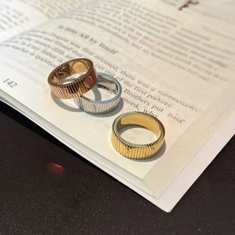 

Высококачественное новое кольцо с винтовым элементом, классическое простое кольцо для мужчин и женщин.