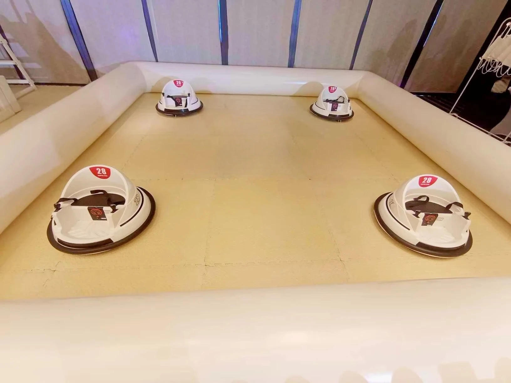 مسار سيارة ممتص للصدمات أبيض قابل للنفخ بدون قاع مسار كارت قابل للنفخ 16.5 × 16.5 قدم.