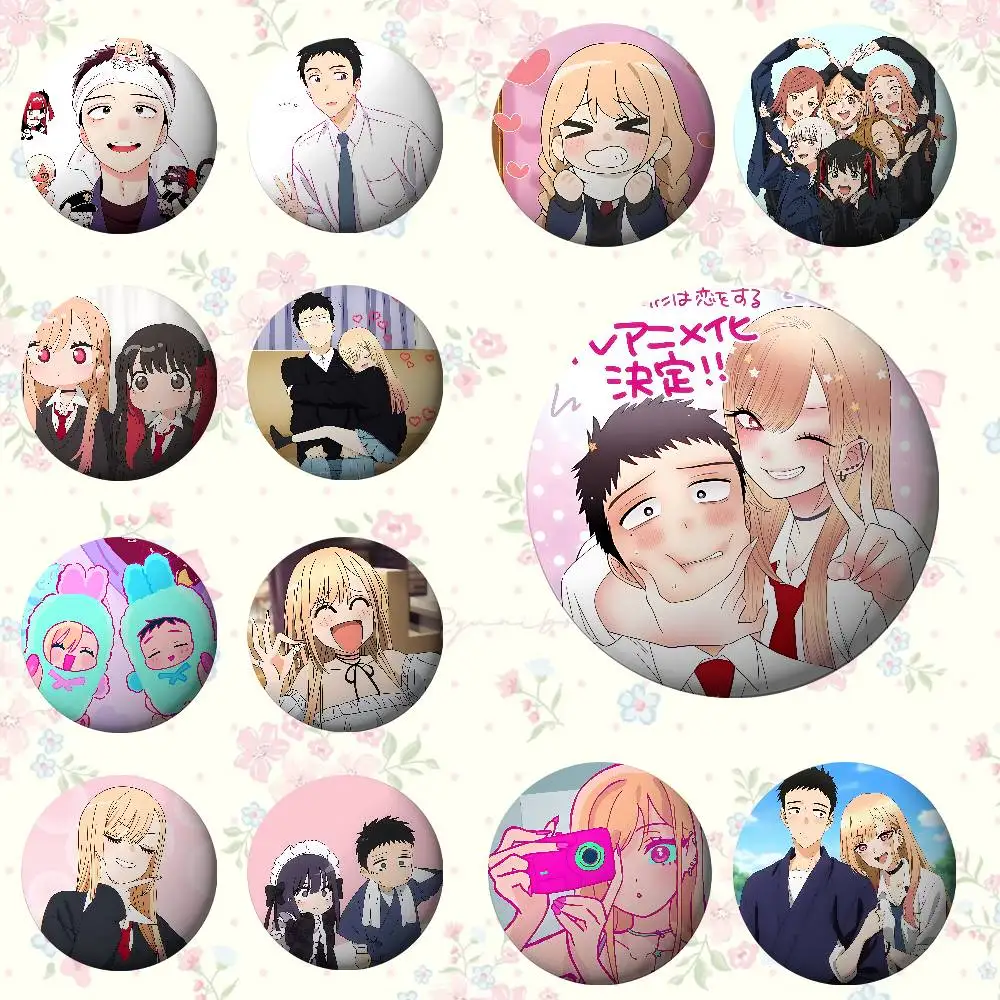 Anime M-My Dress Up Darling Abzeichen Weiche Anstecknadel aus Weißblech Metall-Brosche Individueller Schmuck Accessoires für Hut Tasche Revers