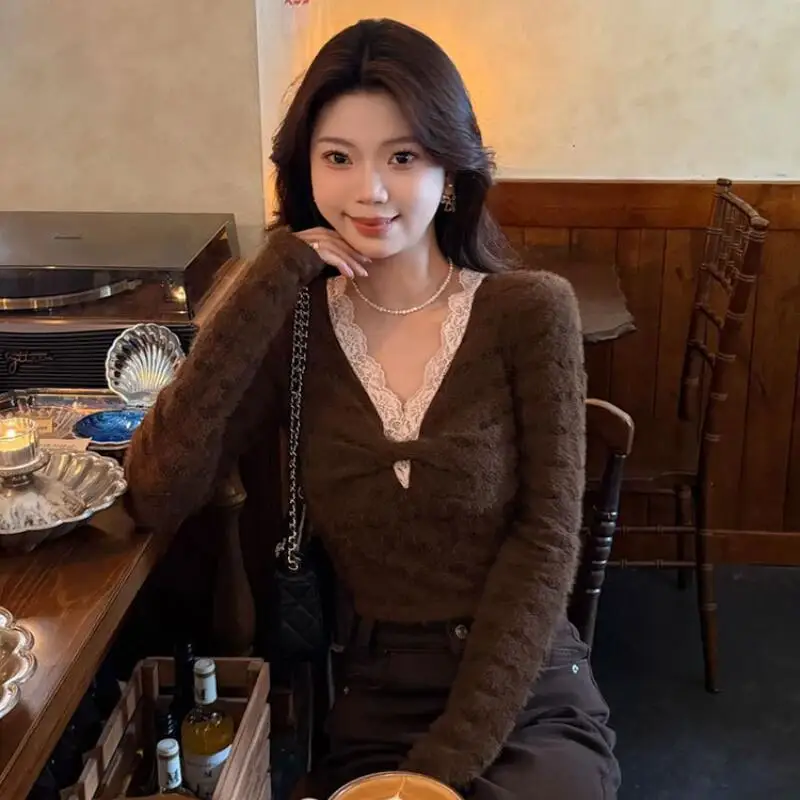 

Сексуальная горячая девушка футболка с длинными рукавами и кружевным V-образным вырезом из двух частей, в сочетании с новой осенне-зимней базовой рубашкой для женщин