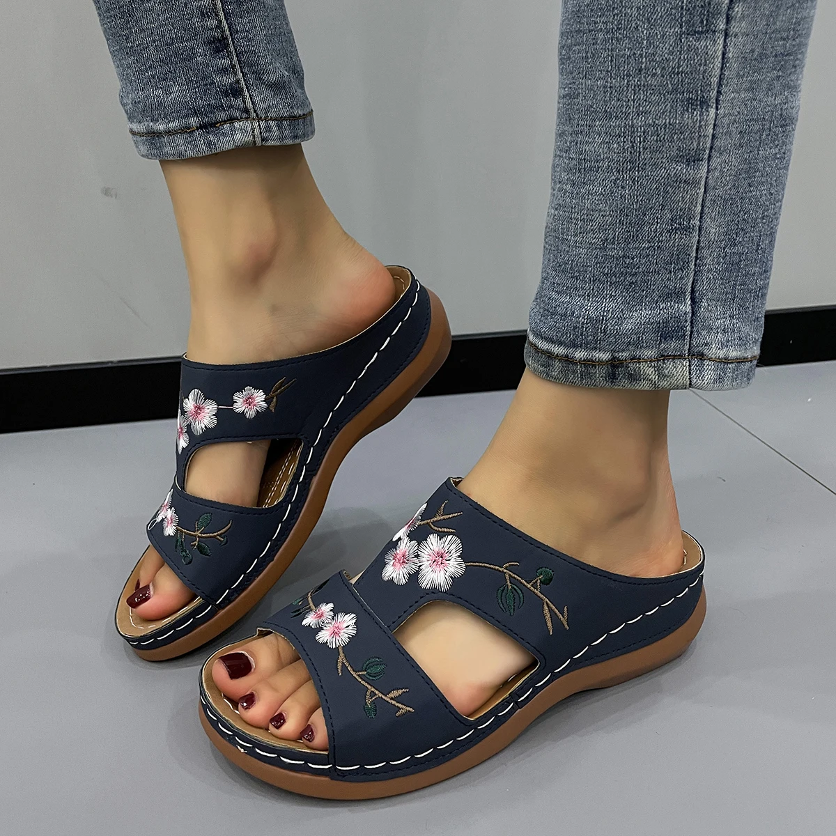 Foreign trade oversized women\'s slippers with sloping heel and thick soled embroidered flower ethnic style sandals