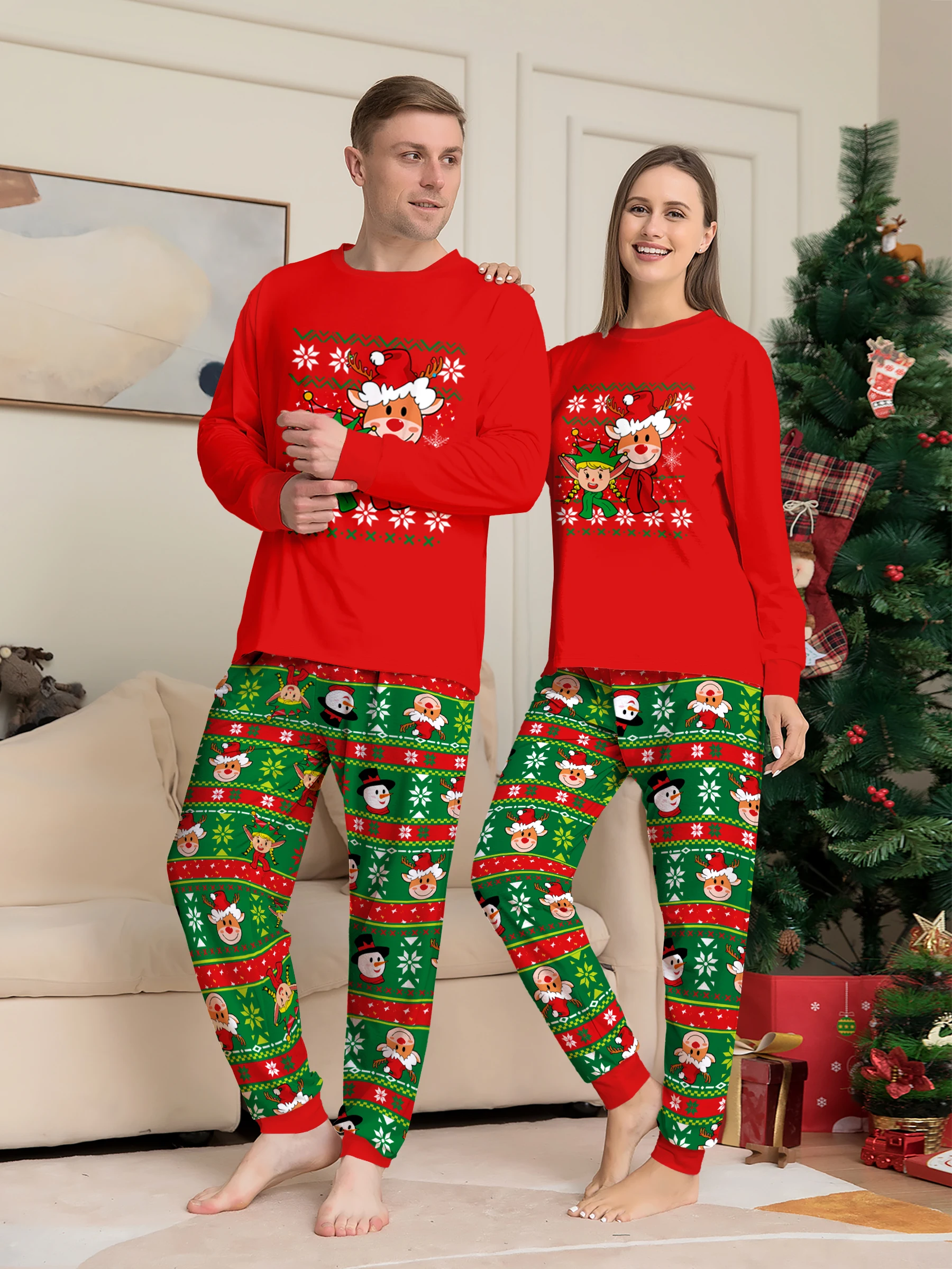 

Одинаковая рождественская одежда для сна для пары — праздничный топ с изображением оленей и эльфа и низ с принтом снеговика