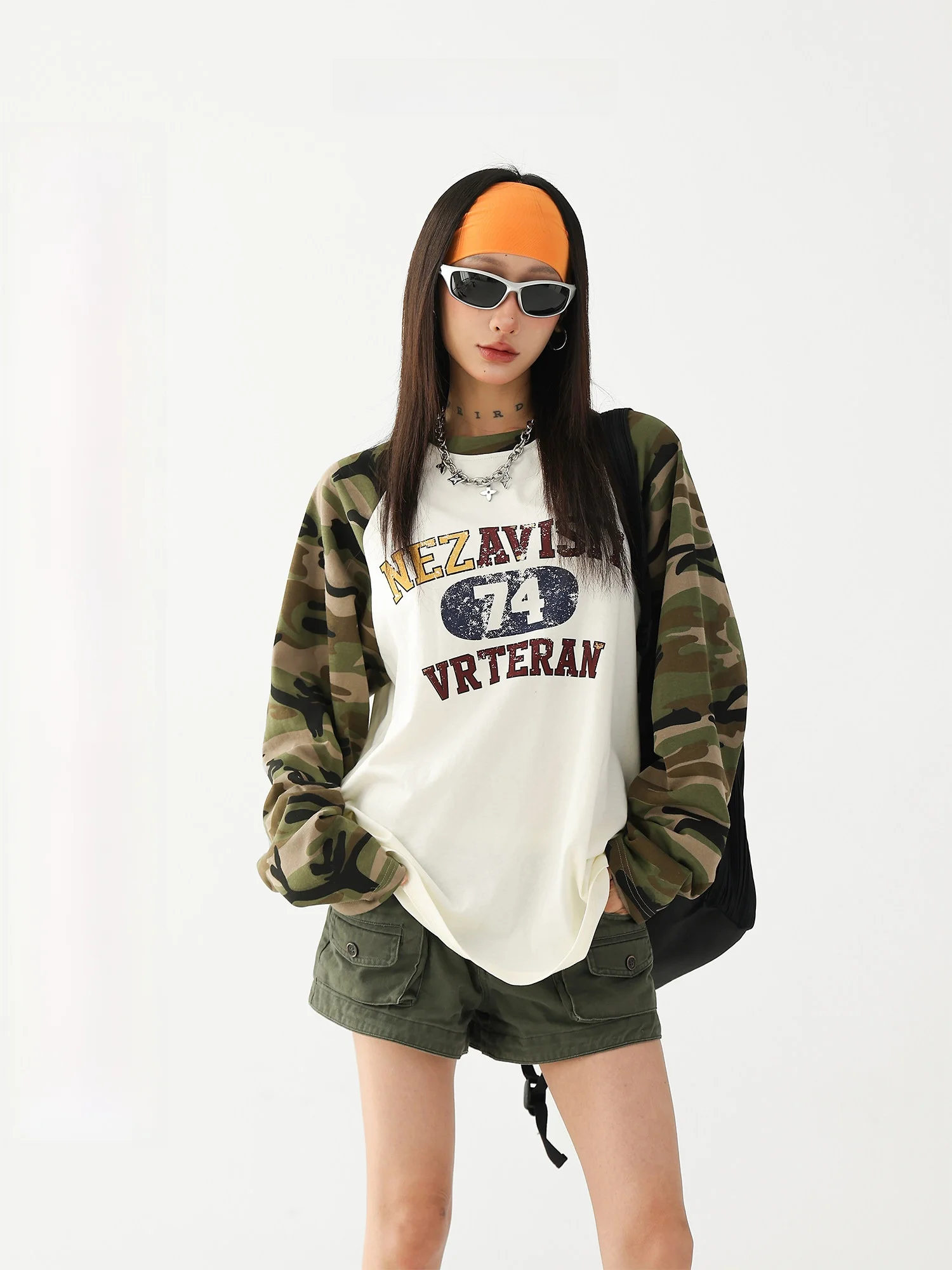 

Футболка AceStudios Original Design из чистого хлопка в американском ретро-стиле с камуфляжным принтом, женская, с длинным рукавом, свободного кроя, модная, стильная.