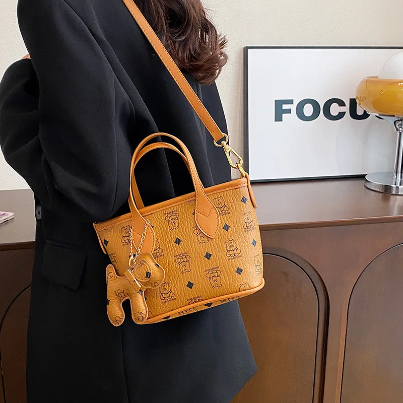 Sac à bandoulière pour femmes, sac à bandoulière tendance pour début du printemps, fourre-tout polyvalent à poignée supérieure, sac minimaliste jour à nuit, 2025