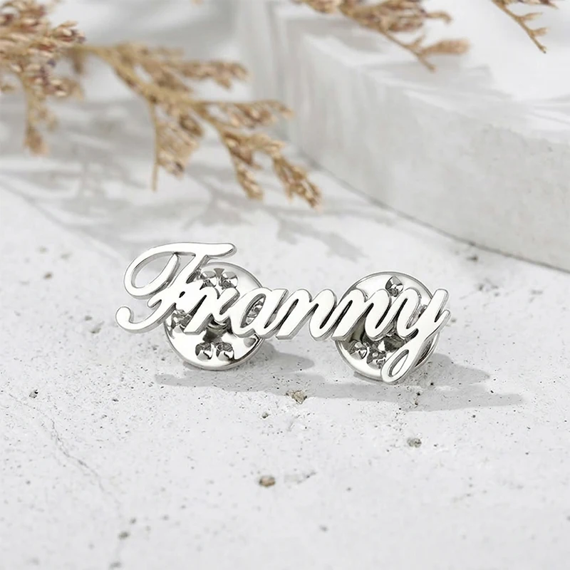 

Персонализированная брошь с именем, значок из нержавеющей стали с гравировкой, ювелирное украшение на заказ, подарок для женщин, мужчин, друзей, на вечеринку 2026