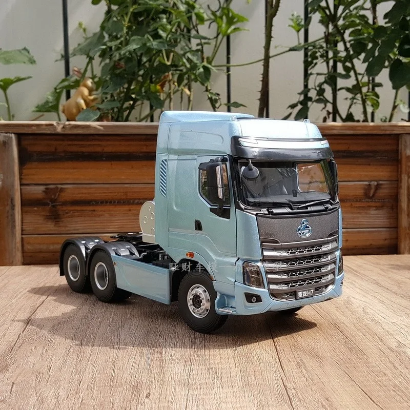 Alloy Model Decoration 1:24 Scale Dongfeng Chenglong H7 LNG Truck Tractor Diecast Toy Model For Boy,Man Collection,Gift