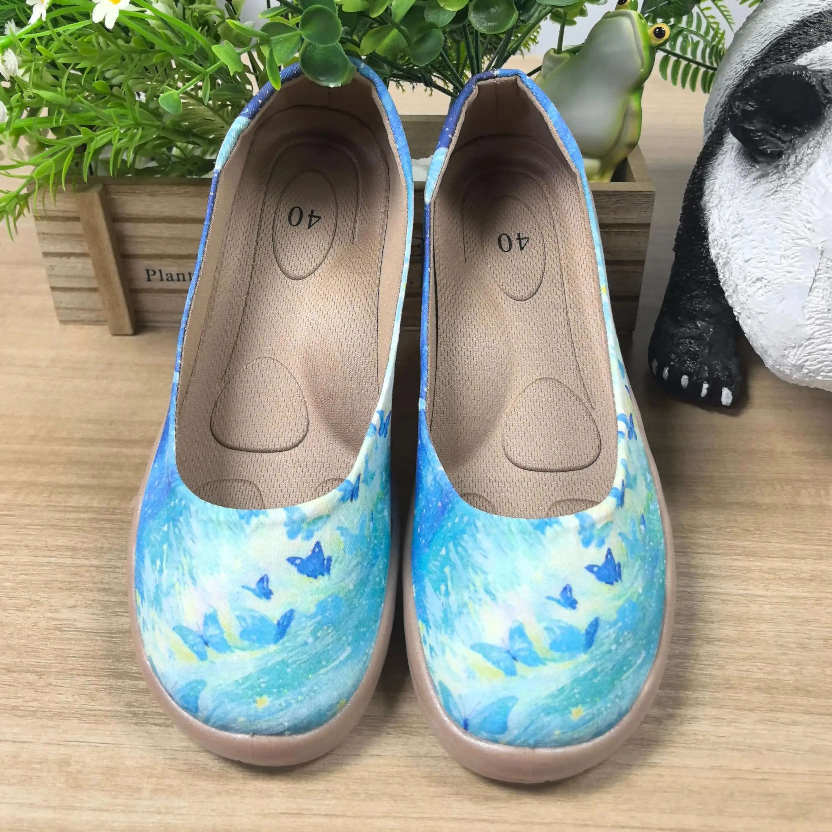 

Women's Slip-On Casual Cloth Shoes, Walking Shoes, Comfortable Low-Cut Soft-Soled Breathable Large-Size Women's Shoes, Blue Butterfly Print, Fashionable Holiday Gift.