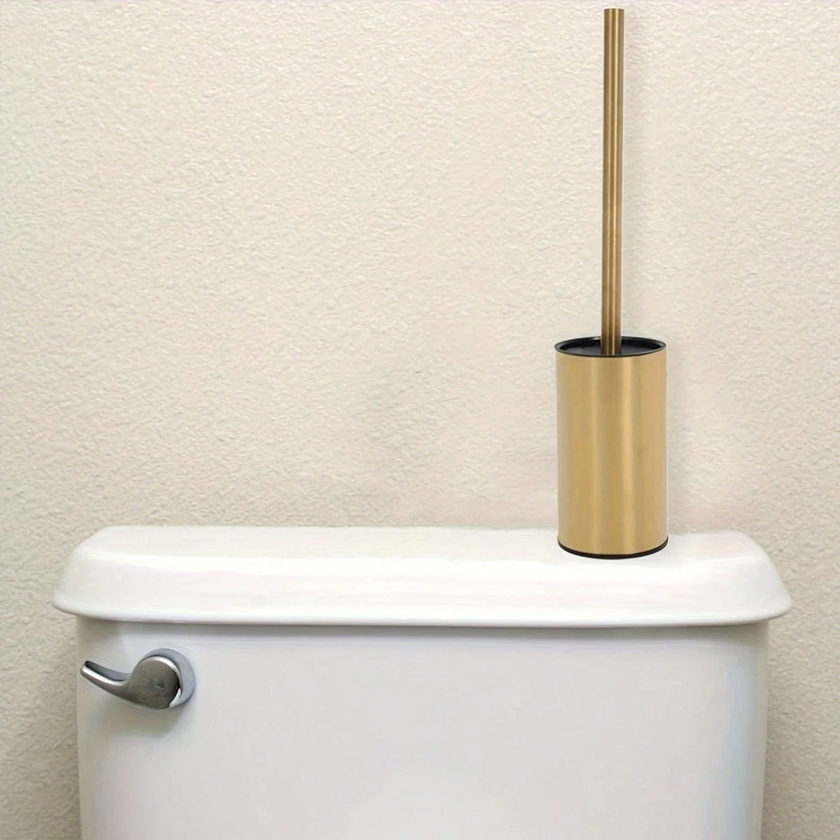 Goldene runde Toilettenbürste aus Edelstahl, mit langem Edelstahlgriff und stabiler Basis für die gründliche Reinigung des Badezimmers. – Detail 4